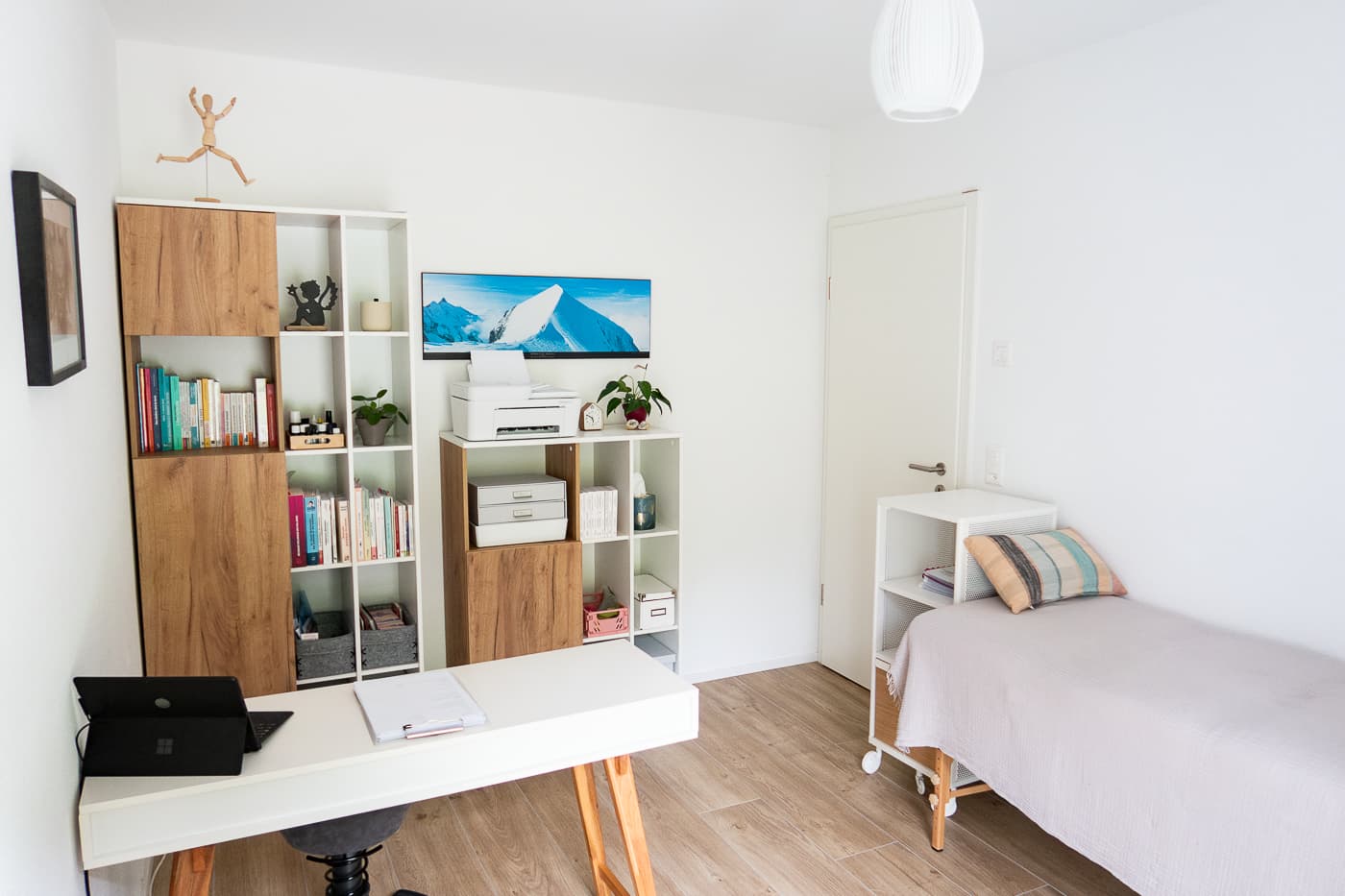 Vue du cabinet depuis la porte d'entrée